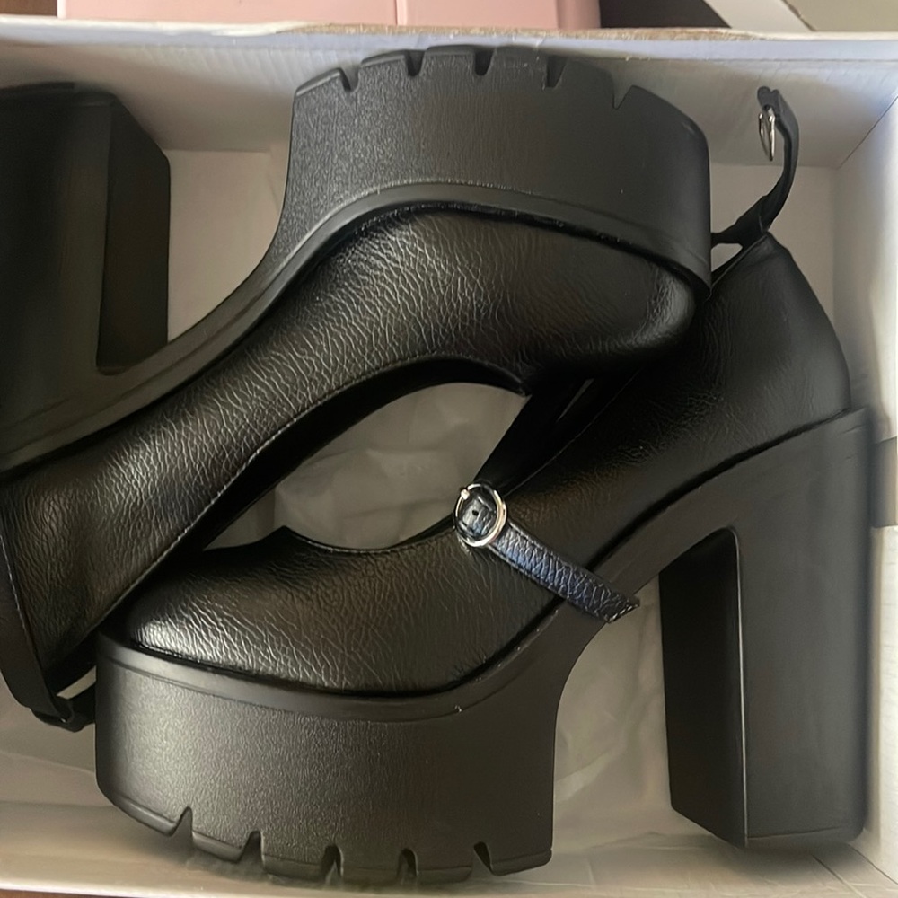 Women’s shoes never worn